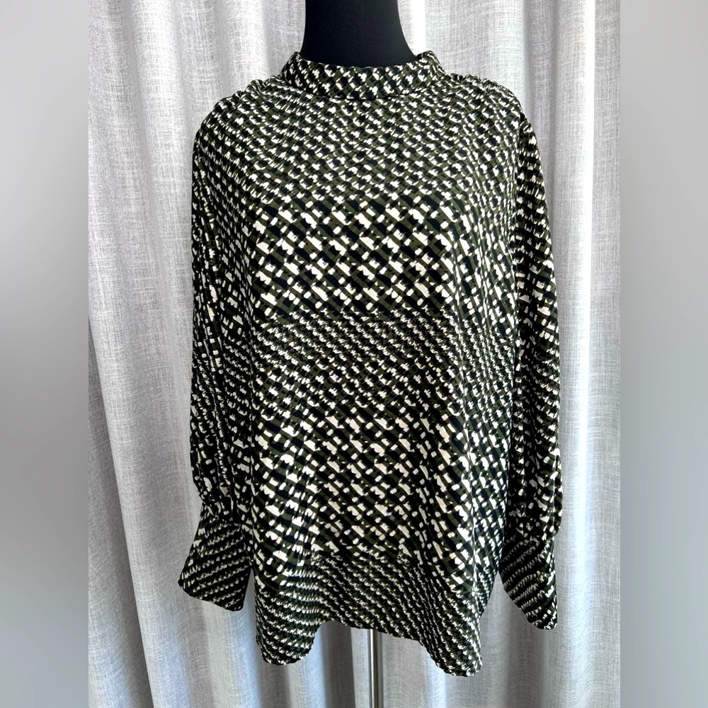 Black and White Patterned Women's Top